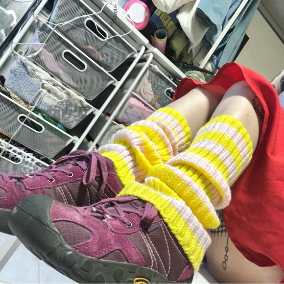 Mauve/dusty dark rose color Keen suede sneakers - Picture 2 of 9